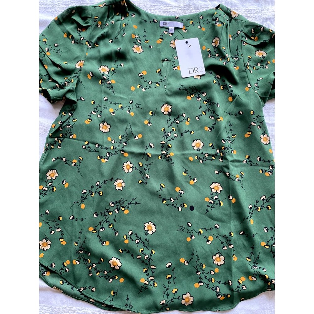 DR2 Women's blouse size L short sleeve. Green with flowers print. NWT
